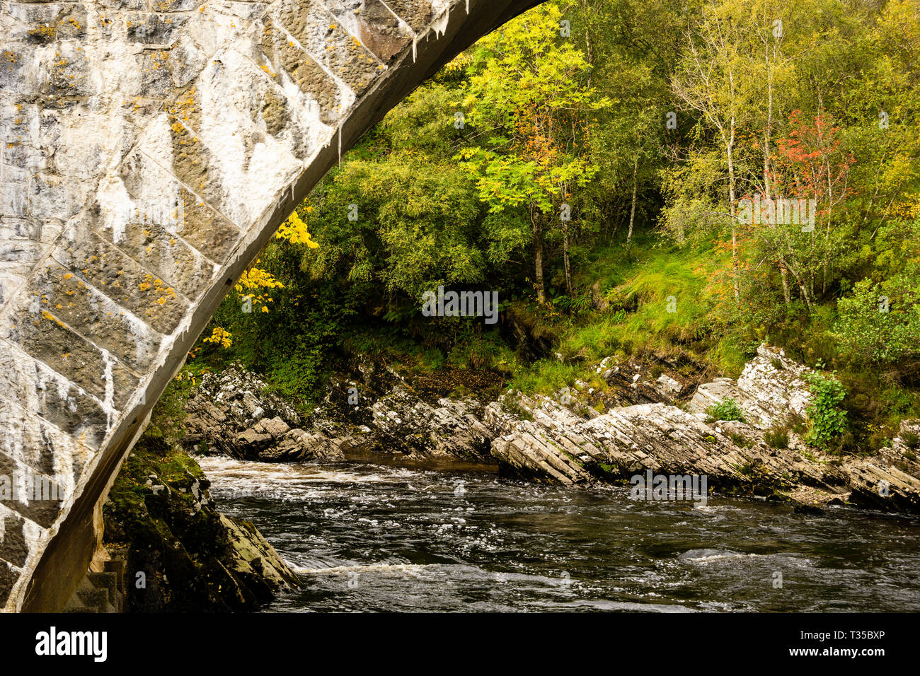Steinbogen Brücke über den Fluss Oykel bei Oykel Brücke in Lairg, nördlichen Schottland. Stockfoto