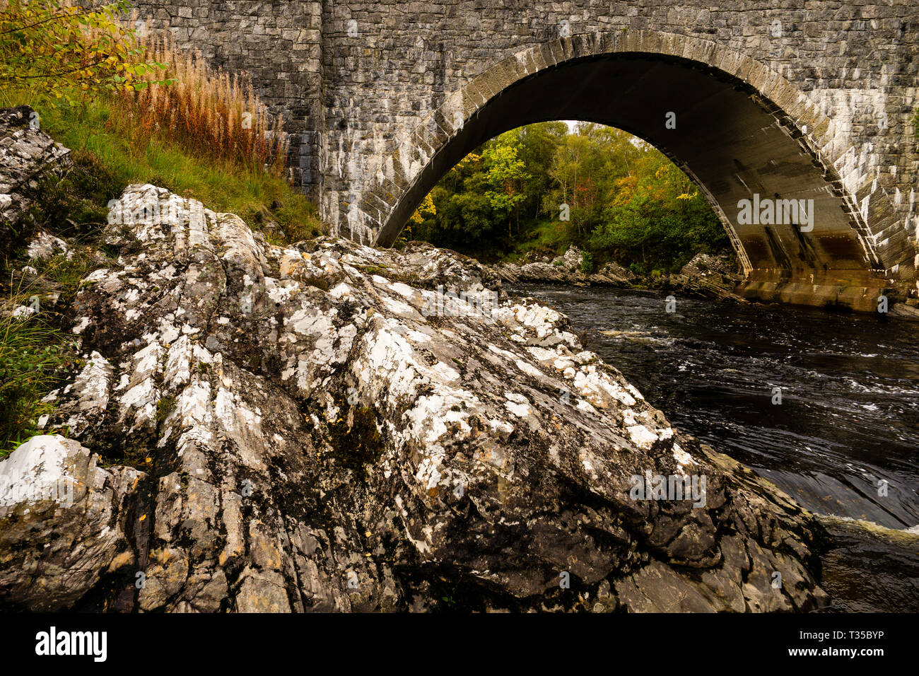 Steinbogen Brücke über den Fluss Oykel bei Oykel Brücke in Lairg, nördlichen Schottland. Stockfoto