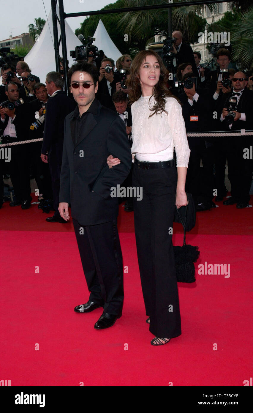 CANNES, Frankreich. Mai 11, 2001: Schauspielerin Charlotte Gainsbourg & Mann YVAN ATTAL bei den Filmfestspielen von Cannes für die Premiere von Apocalypse Now Redux. © Paul Smith/Featureflash Stockfoto