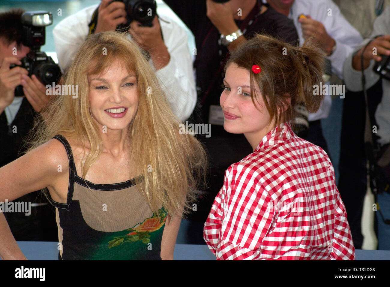 CANNES, Frankreich. Mai 20, 2001: Schauspielerin/supermodel Laetitia Casta (rechts) und Schauspielerin Arielle Dombasle beim Filmfestival in Cannes ihren neuen Film wilde Seelen zu fördern. © Paul Smith/Featureflash Stockfoto