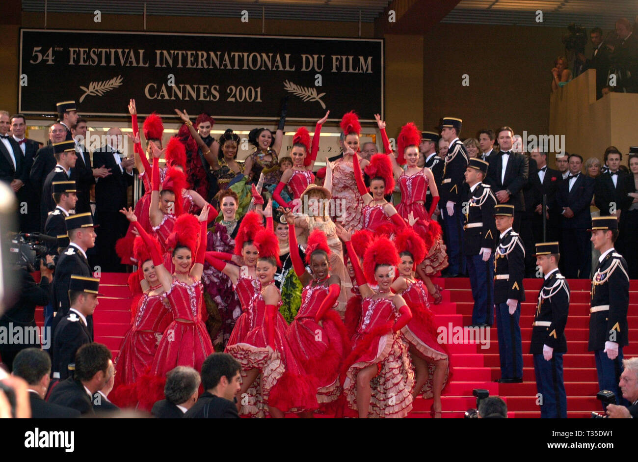 CANNES, Frankreich. Mai 09, 2001: Can-can Tänzer aus der Pariser Folies Bergere bei der Premiere von Moulin Rouge, die das 54. Festival von Cannes eröffnet. © Paul Smith/Featureflash Stockfoto
