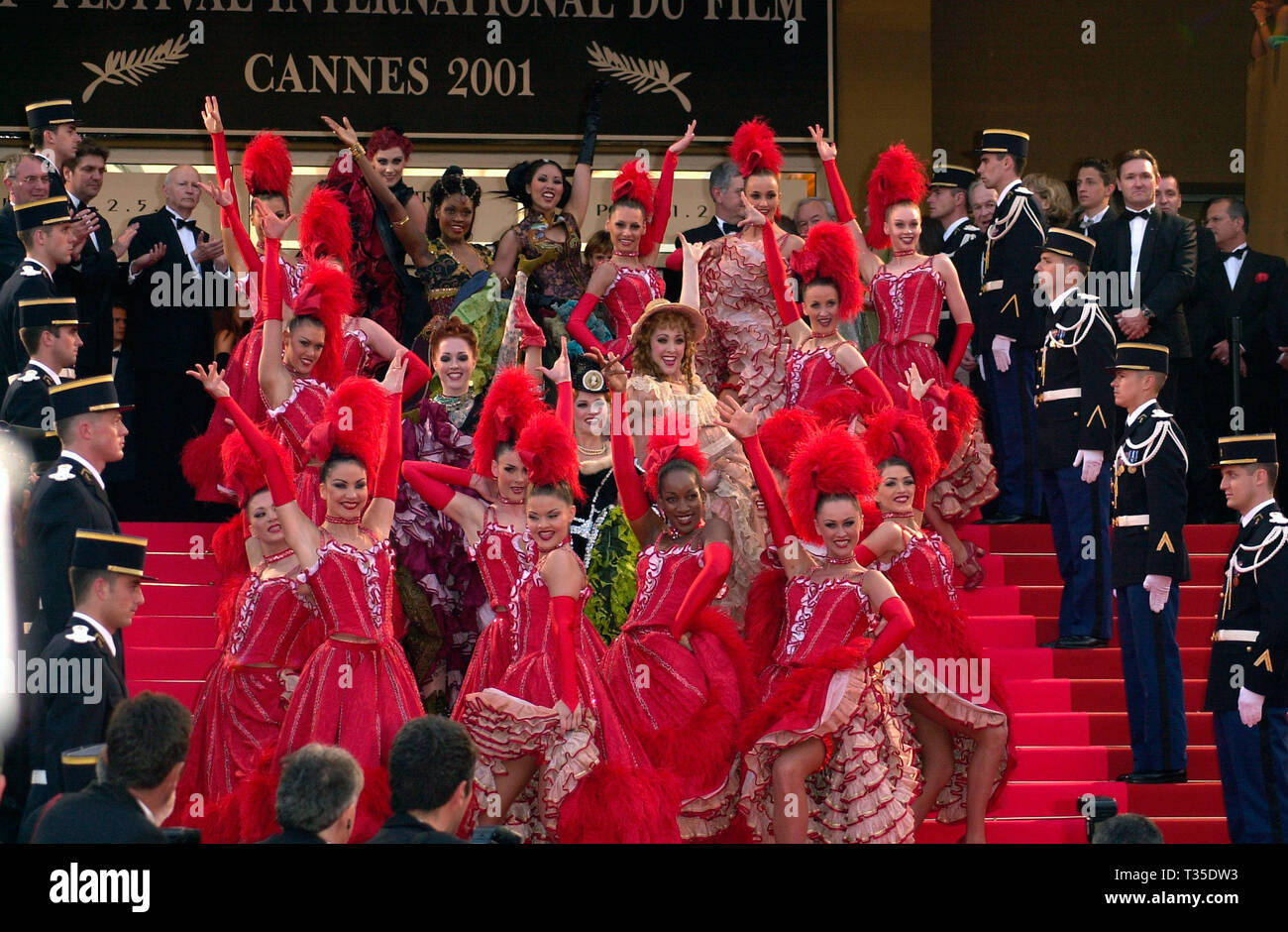 CANNES, Frankreich. Mai 09, 2001: Can-can Tänzer aus der Pariser Folies Bergere bei der Premiere von Moulin Rouge, die das 54. Festival von Cannes eröffnet. © Paul Smith/Featureflash Stockfoto