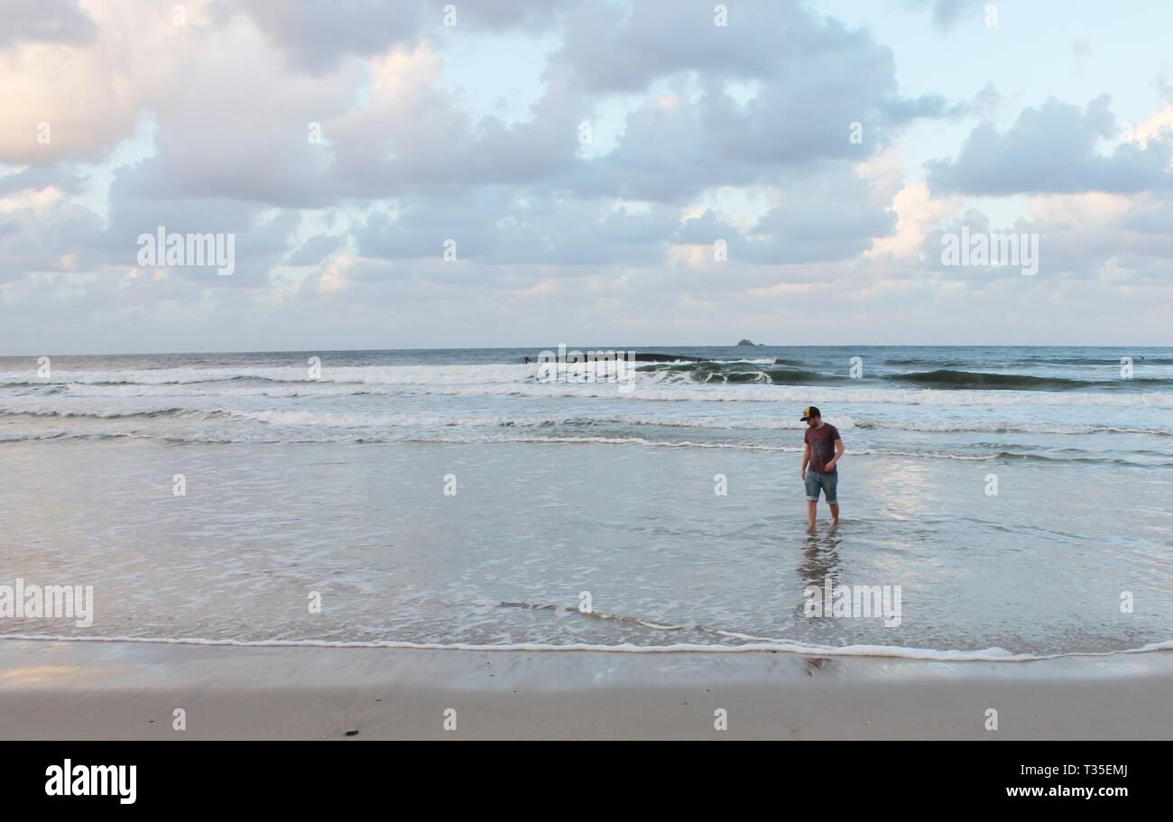 Byron Bay Beach NSW Australien - 1. juni 2015: Surfer beim Wellenreiten der Strand von Byron Bay ist bei Surfern und einer hippigen Stimmung beliebt Stockfoto