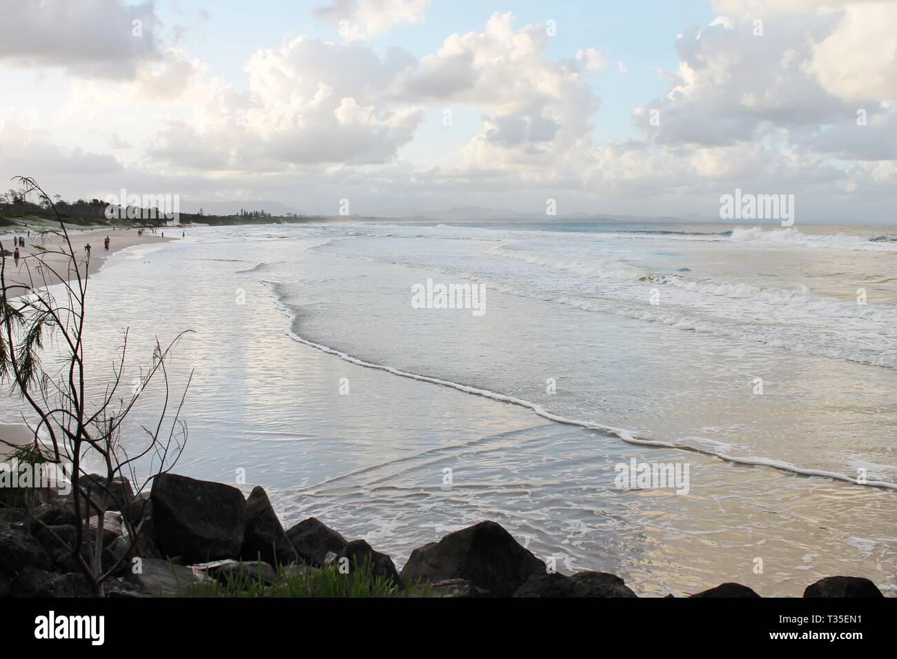 Byron Bay Beach NSW Australien Surfer beobachten die Wellen warten Byron Bay Beach ist beliebt bei Surfern und beliebt für ein hippy vibe Suche ändern Stockfoto