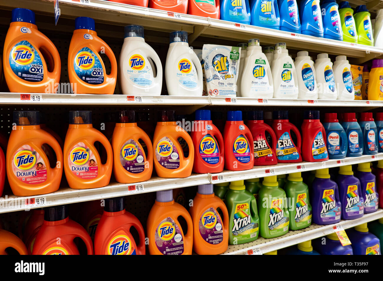 Regale voller Waschmittel in einem Lebensmittelgeschäft in der Spekulant, NY, USA Stockfoto