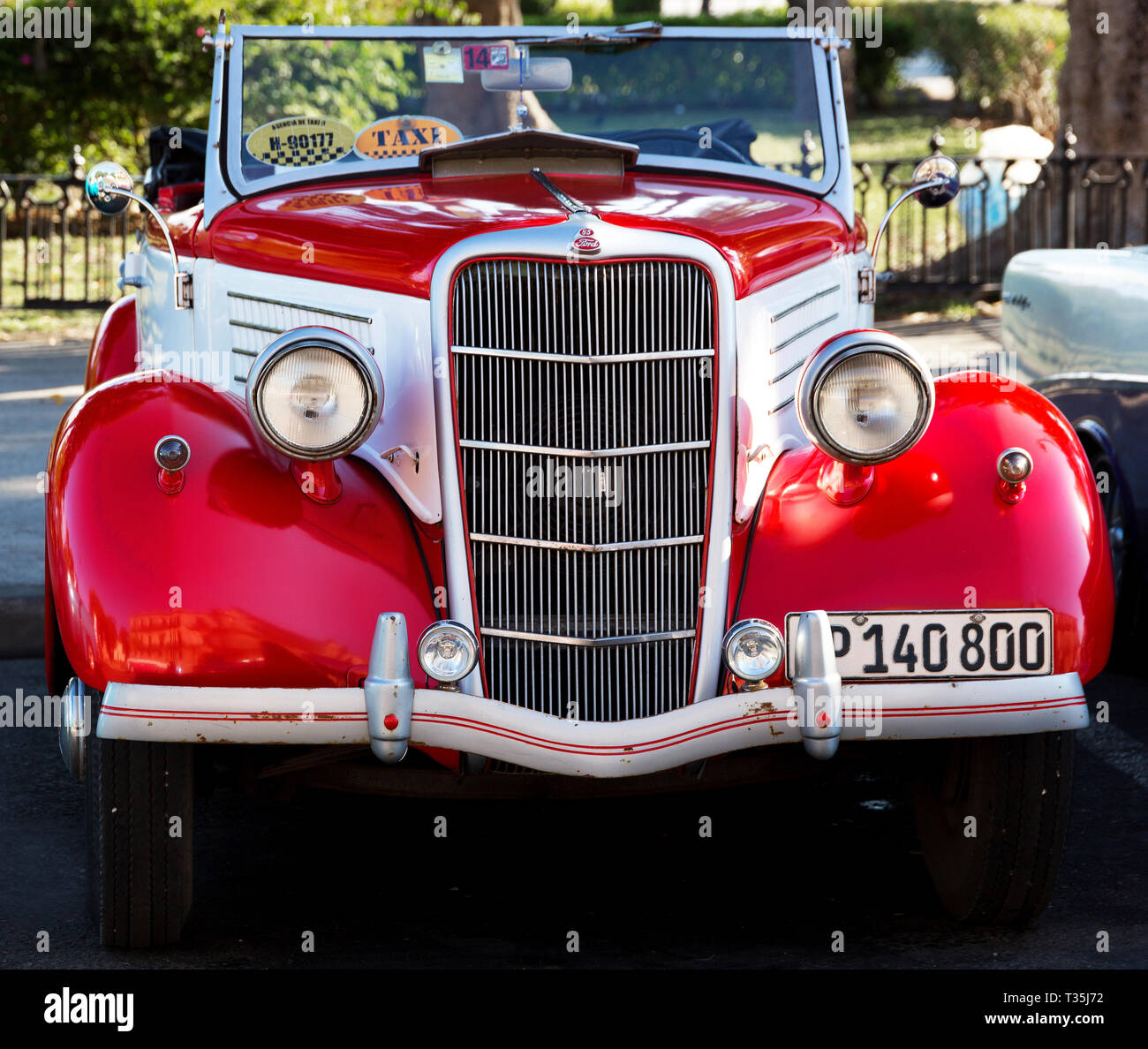 1935 Ford Cabrio zweifarbig rot und weiß in Havanna, Ford geparkt Stockfoto