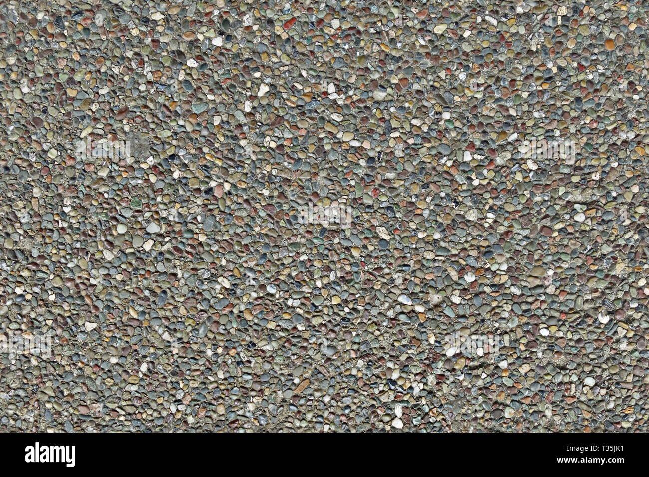 Dunkle Betonoberfläche mit einer Oyster shell Aggregat. Stockfoto