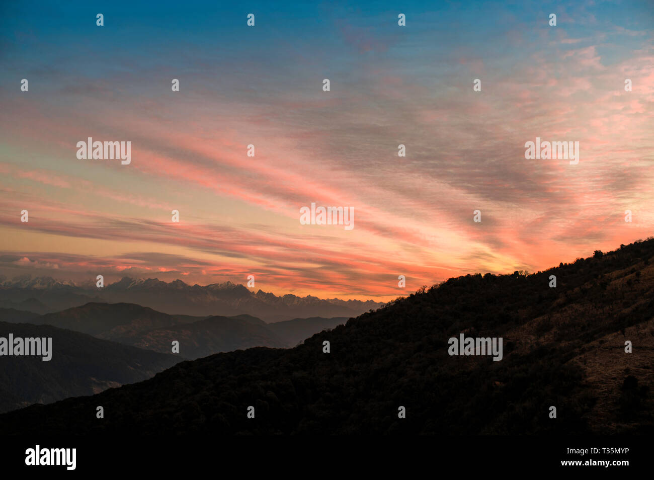 Sonnenaufgang nordöstlich des Himalaya, Sandakphu, Westbengalen, Indien. Stockfoto