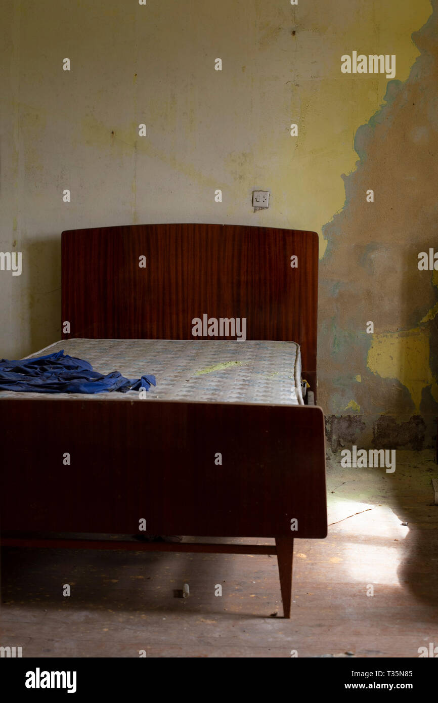 In einem Schlafzimmer in einem verlassenen Haus Stockfoto