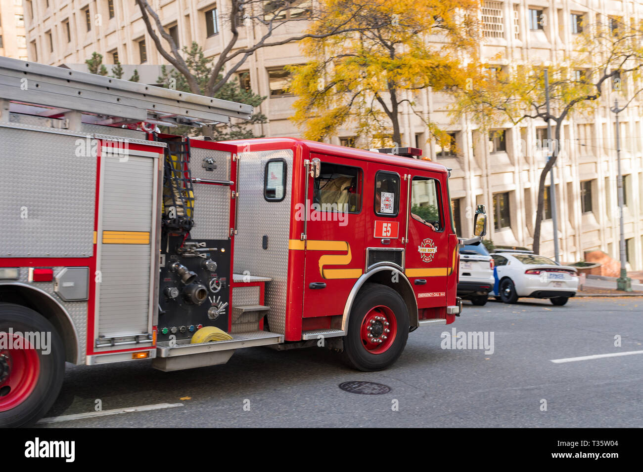 Ein feuerwehrauto vergeht sehr schnell auf einer Straße in Seattle, Washington, USA. Stockfoto