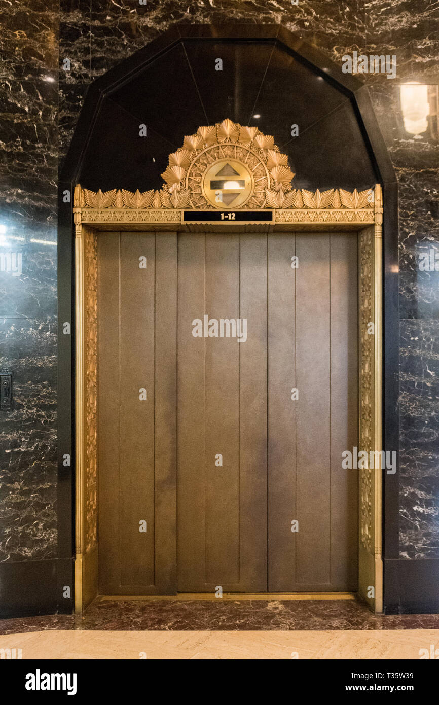 Aufzug in der Halle des Exchange Gebäude im zentralen Geschäftsviertel in Seattle, Washington, USA. Stockfoto