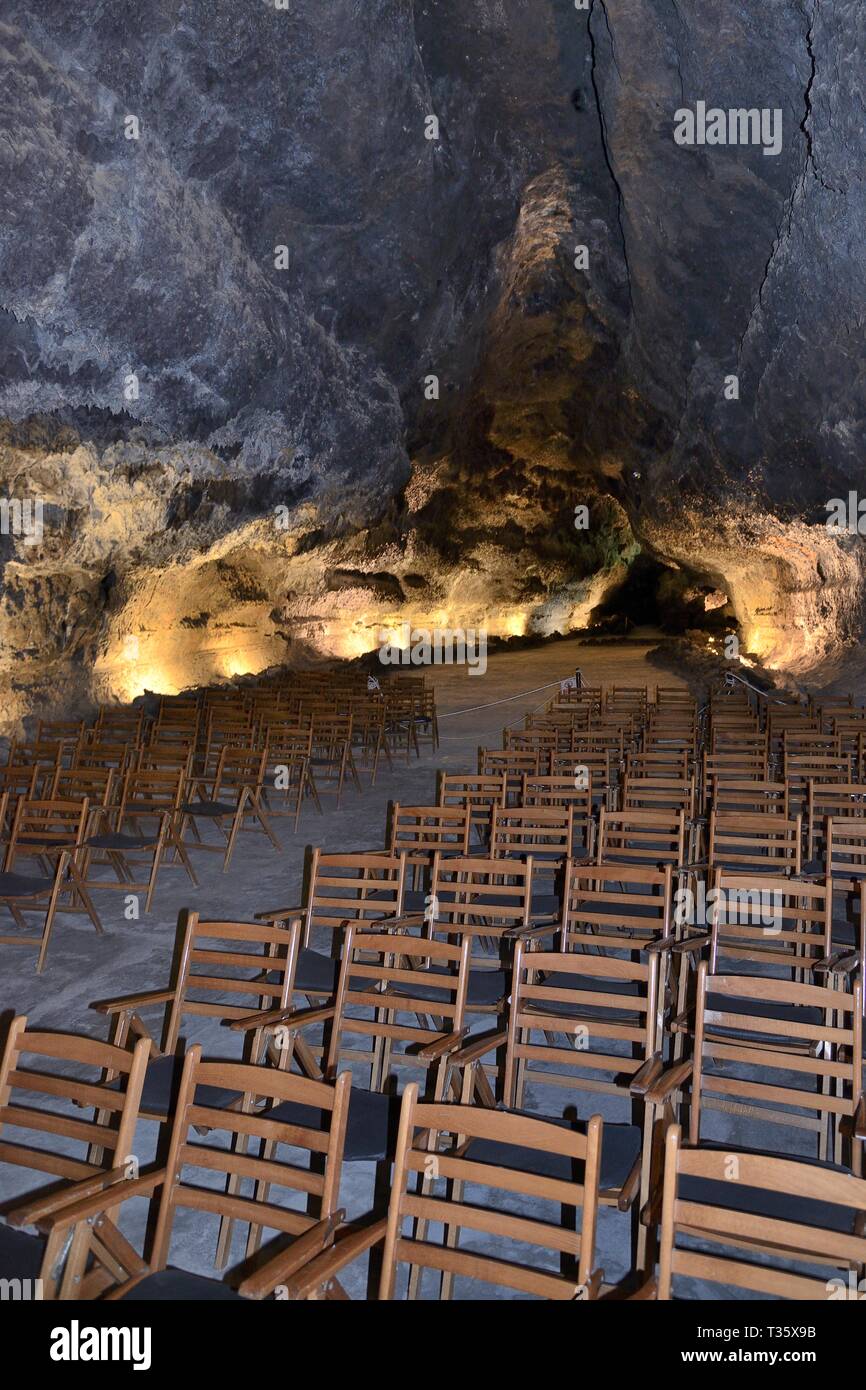 Sitzreihen für den Konzertsaal innerhalb einer vulkanischer Lava Tube, Cueva de los Verdes, Lanzarote, Kanarische Inseln, Februar 2018. Stockfoto