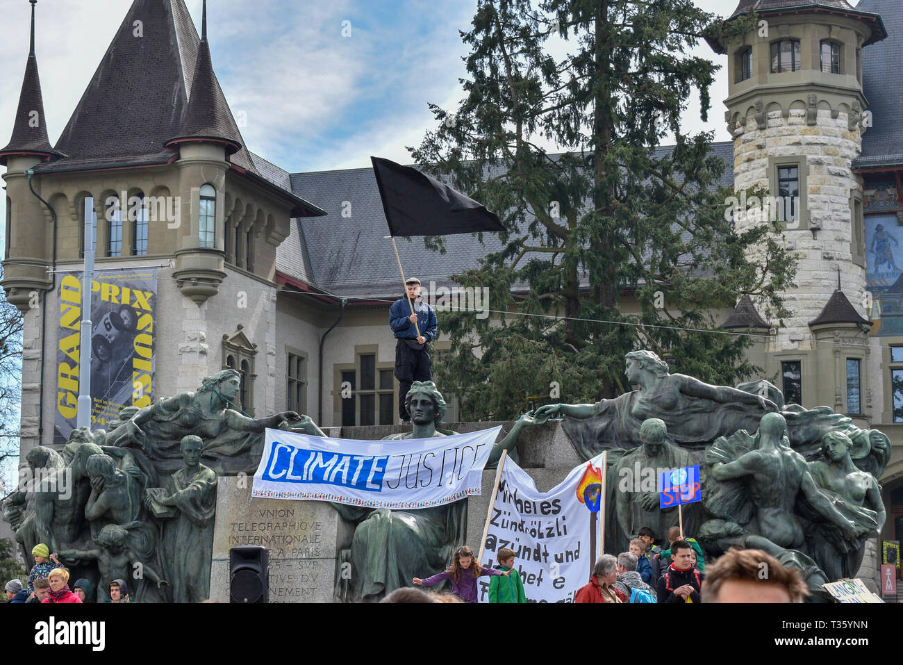 Die Demonstranten schwenkten vor der Schweizer National History Museum während Klima Streik in Bern, Schweiz, am 6. April 2019 Stockfoto