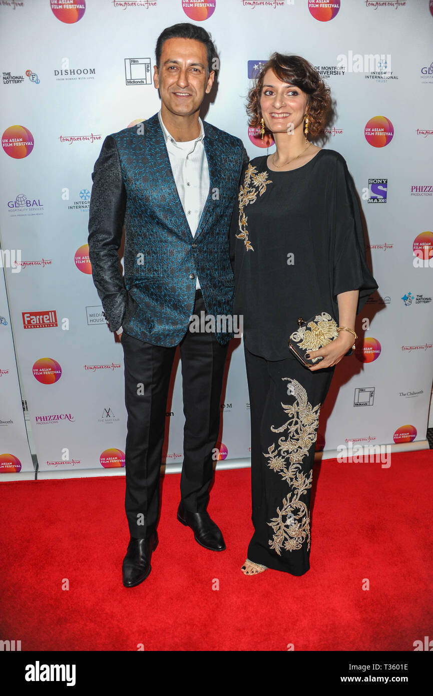 Adnan Jaffar mit einem Gast auf dem roten Teppich während der UK Asian Film Festival schließen Gala gesehen, und der Film Premiere von Pinky Memsaab, BAFTA Piccadilly in London gehostet werden. Stockfoto