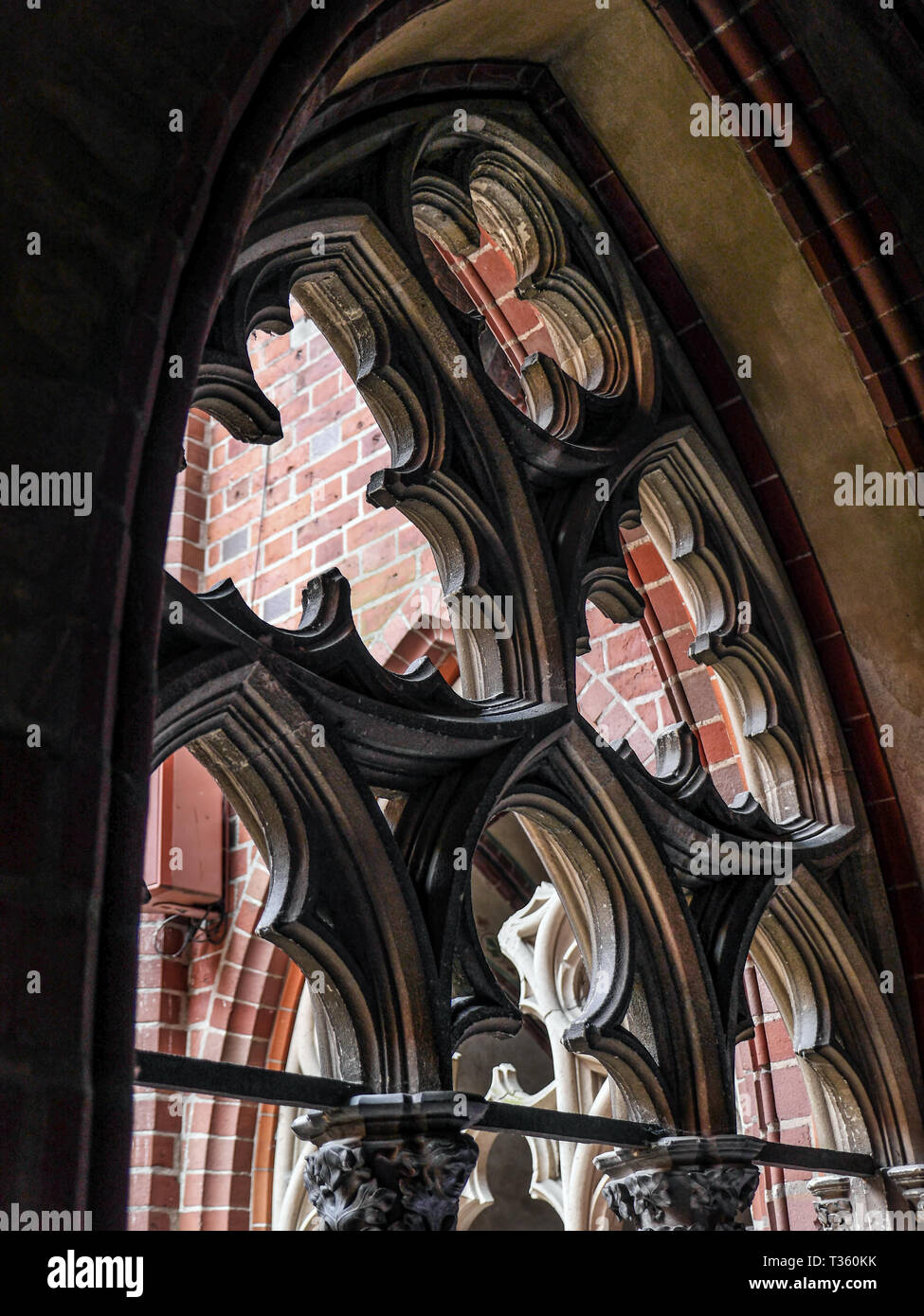 MALBORK, Polen - 15 AUGUST, 2013: Kreuzgang maßwerk Fenster des Deutschen Ordens Malbork, Polen. Die Marienburg ist der größte gemauerte Festung in der wor Stockfoto