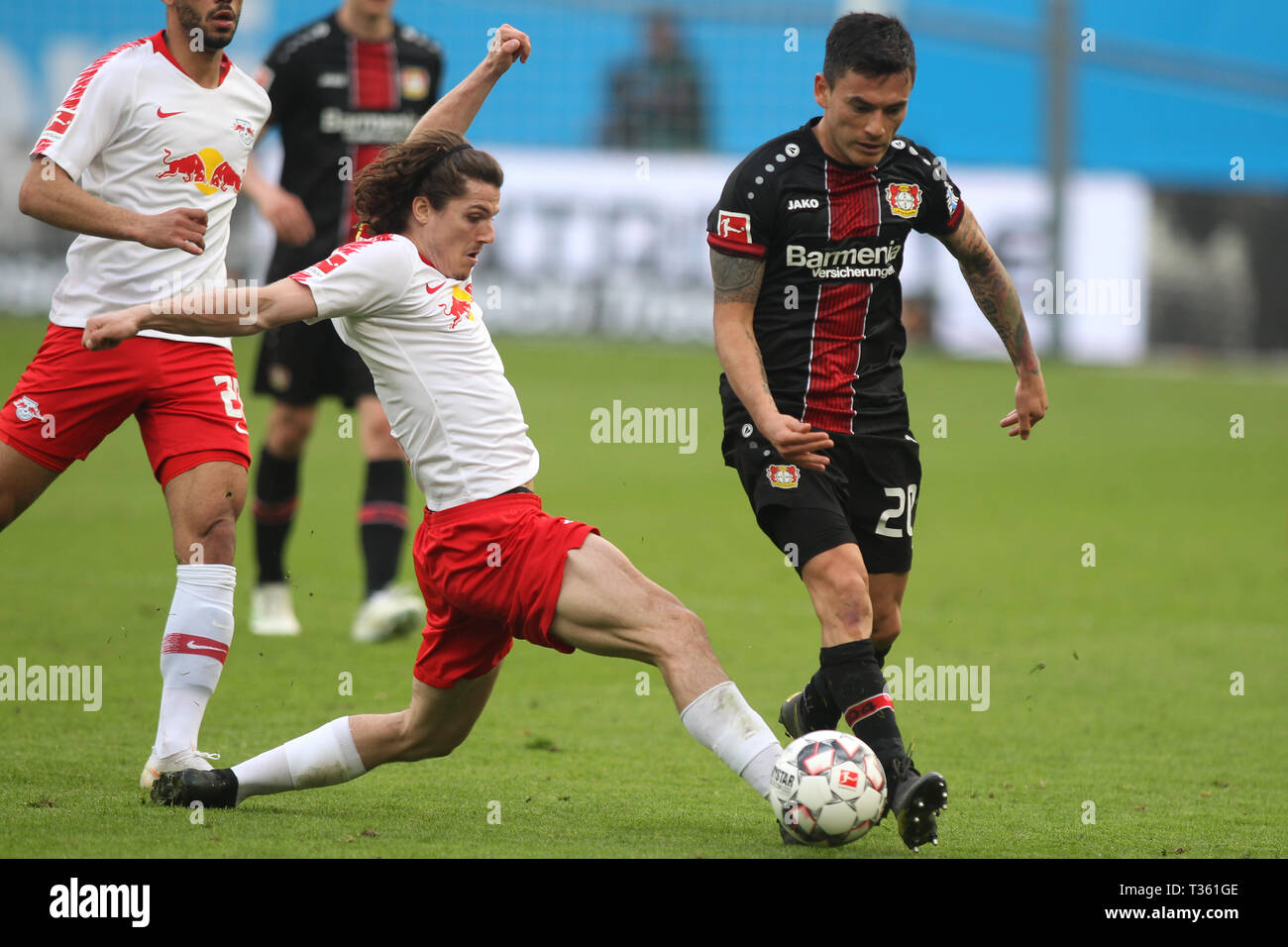 Charles Aranguiz von Leverkusen in Aktion bei dem Bundesligaspiel zwischen Bayer 04 Leverkusen und RB Leipzig in der BayArena gesehen. (Endstand; Bayer 04 Leverkusen 2:4 RB Leipzig) Stockfoto