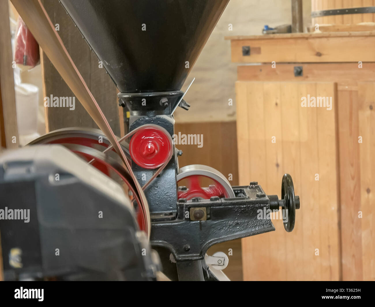 Neigung nach unten geschossen von einer Maschine Hafer eine funktionierende Windmühle Stockfoto