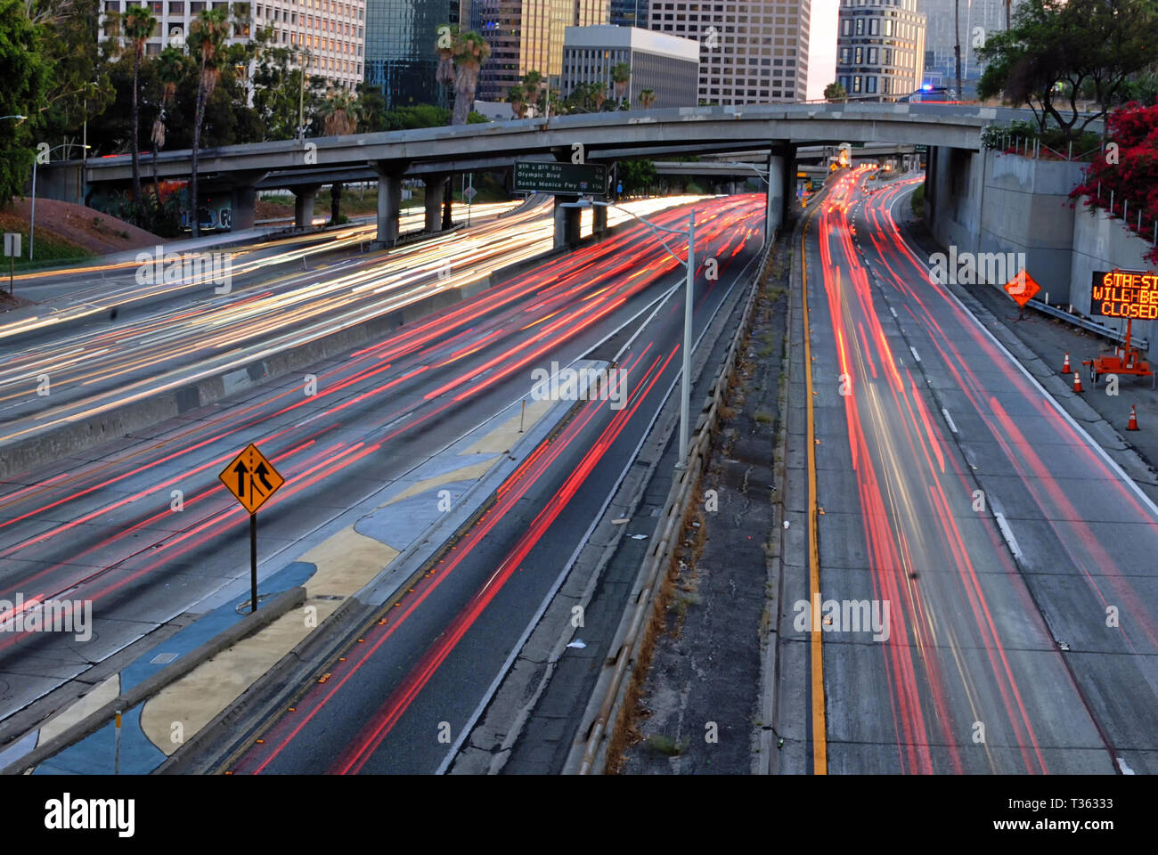 Streifen Scheinwerfer und Heckleuchten wie die Nacht über den Hafen Autobahn in Los Angeles fällt. Stockfoto