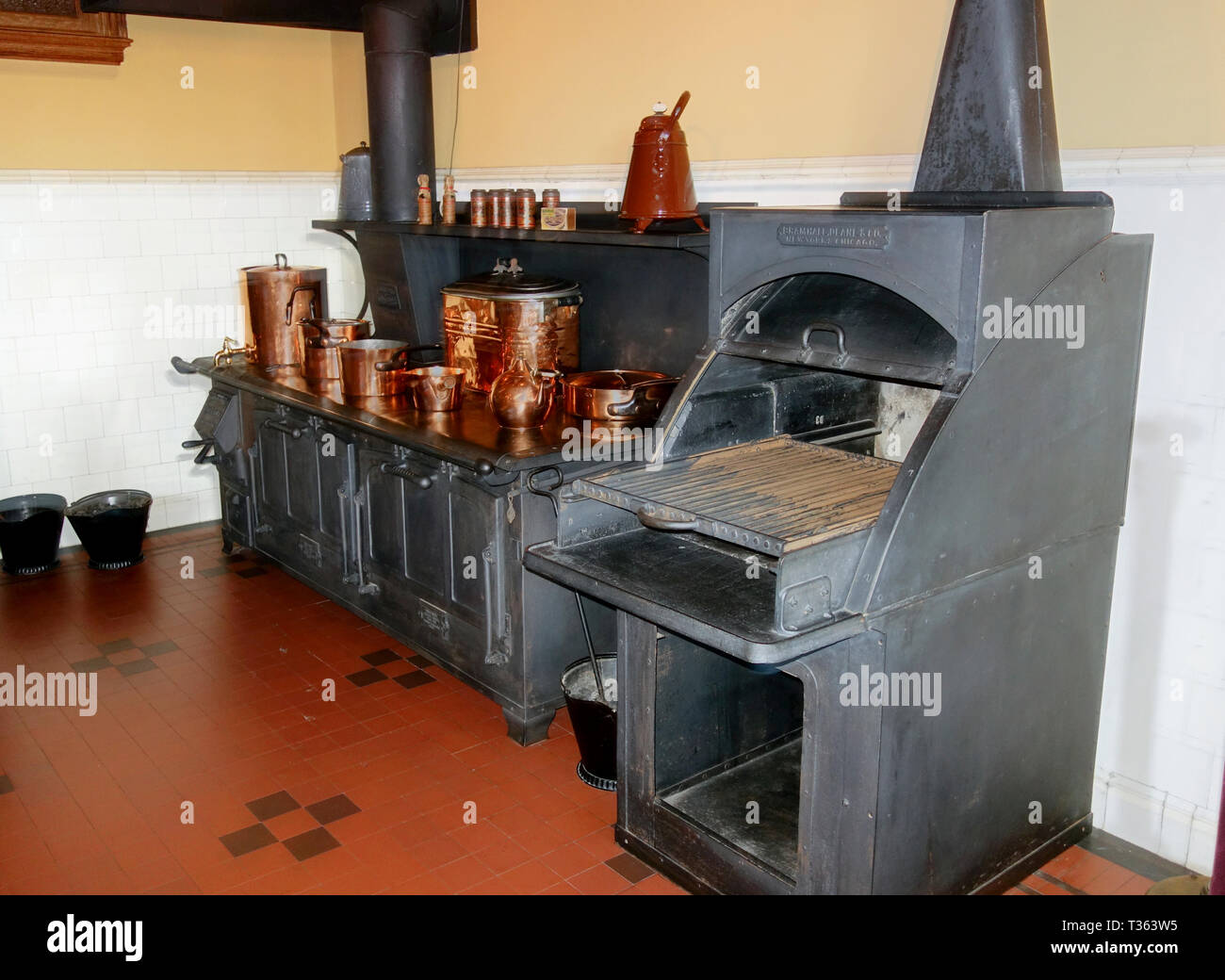 Herd, Grill, Öfen, und Kupfer Pfannen in der Küche von Biltmore House, Asheville, North Carolina, USA, 2017. Stockfoto