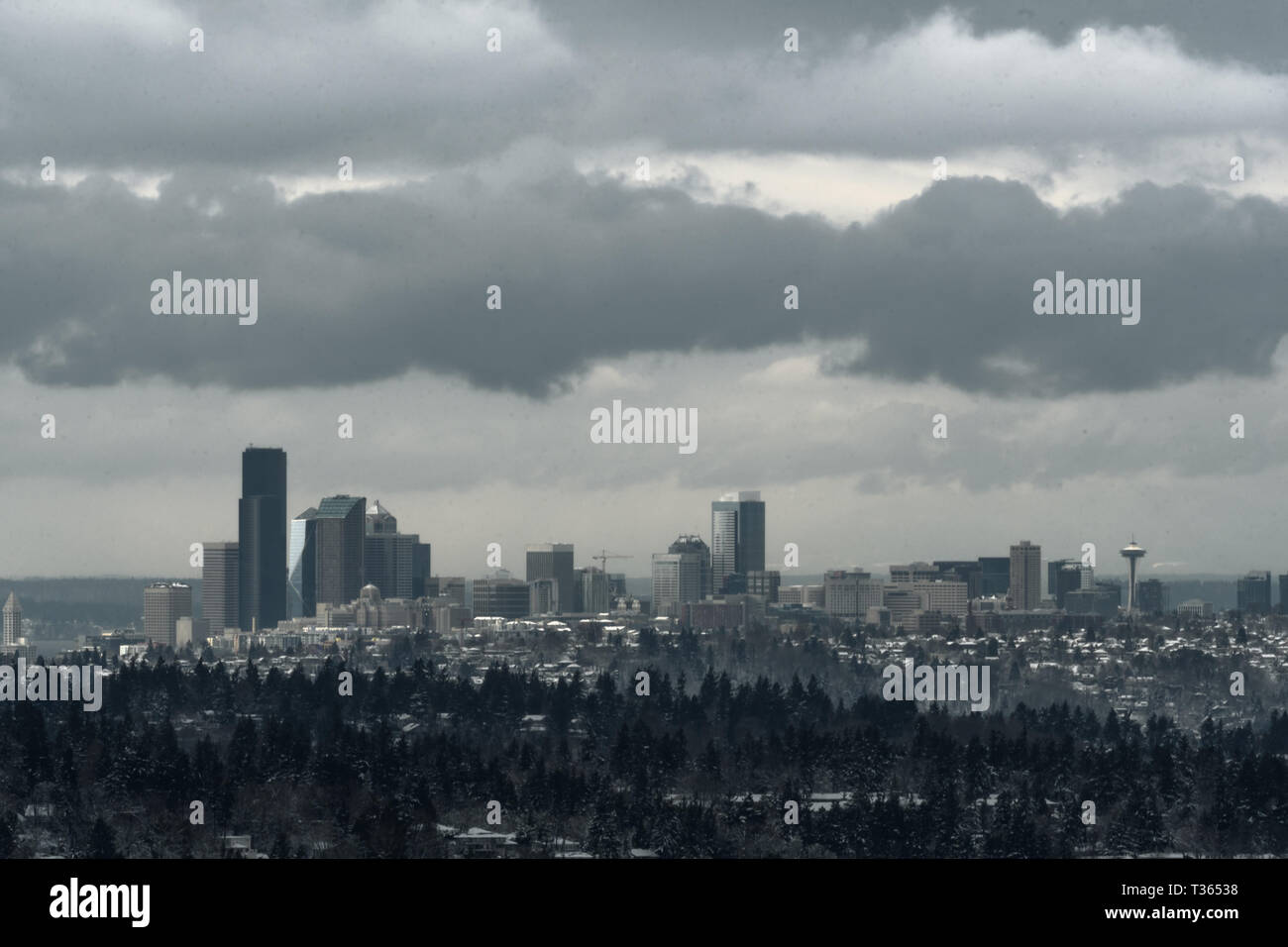 Lange Belichtung von Seattle bei Sonnenuntergang nach Schneesturm in 2019 Stockfoto