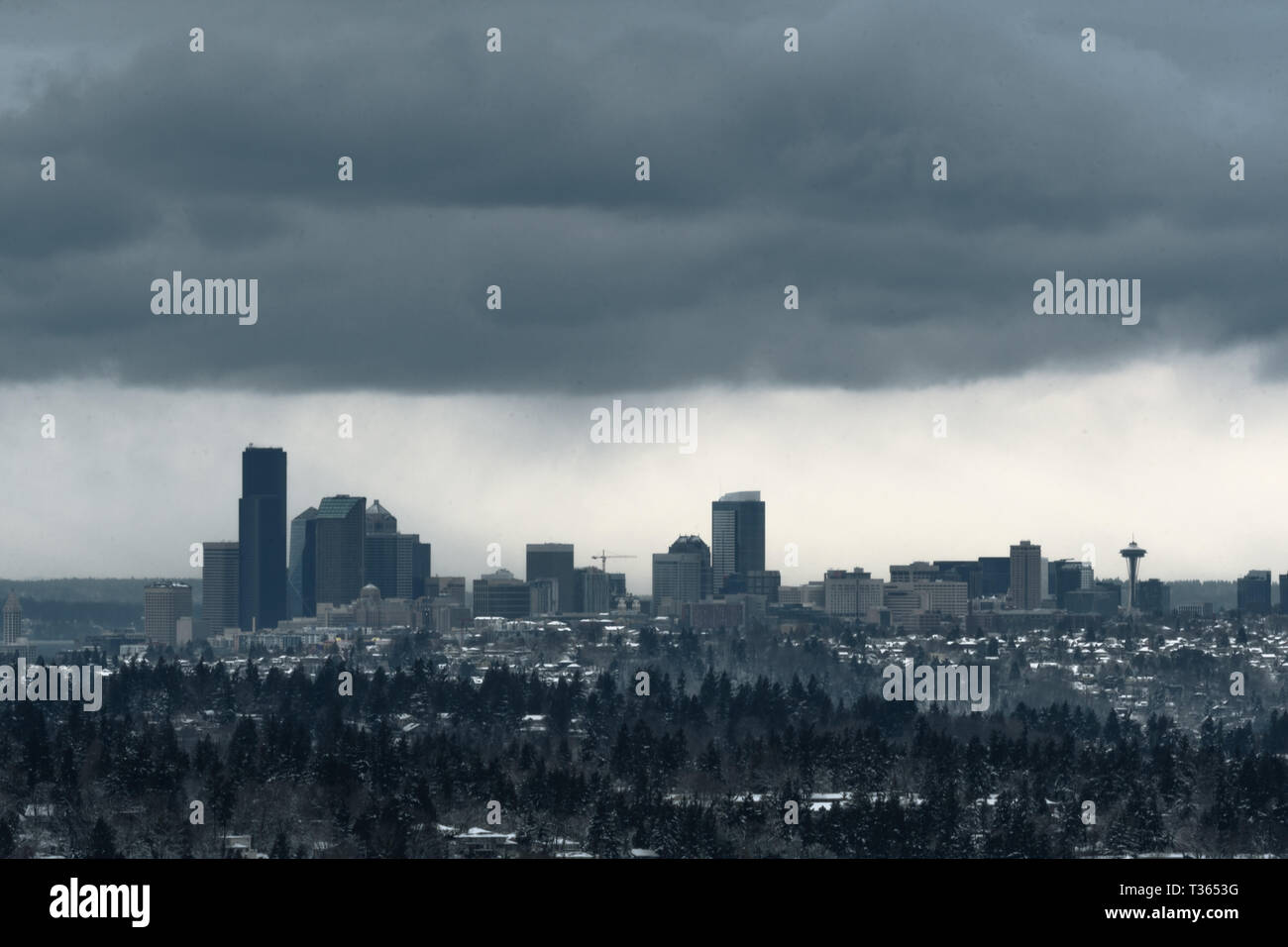 Lange Belichtung von Seattle bei Sonnenuntergang nach Schneesturm in 2019 Stockfoto