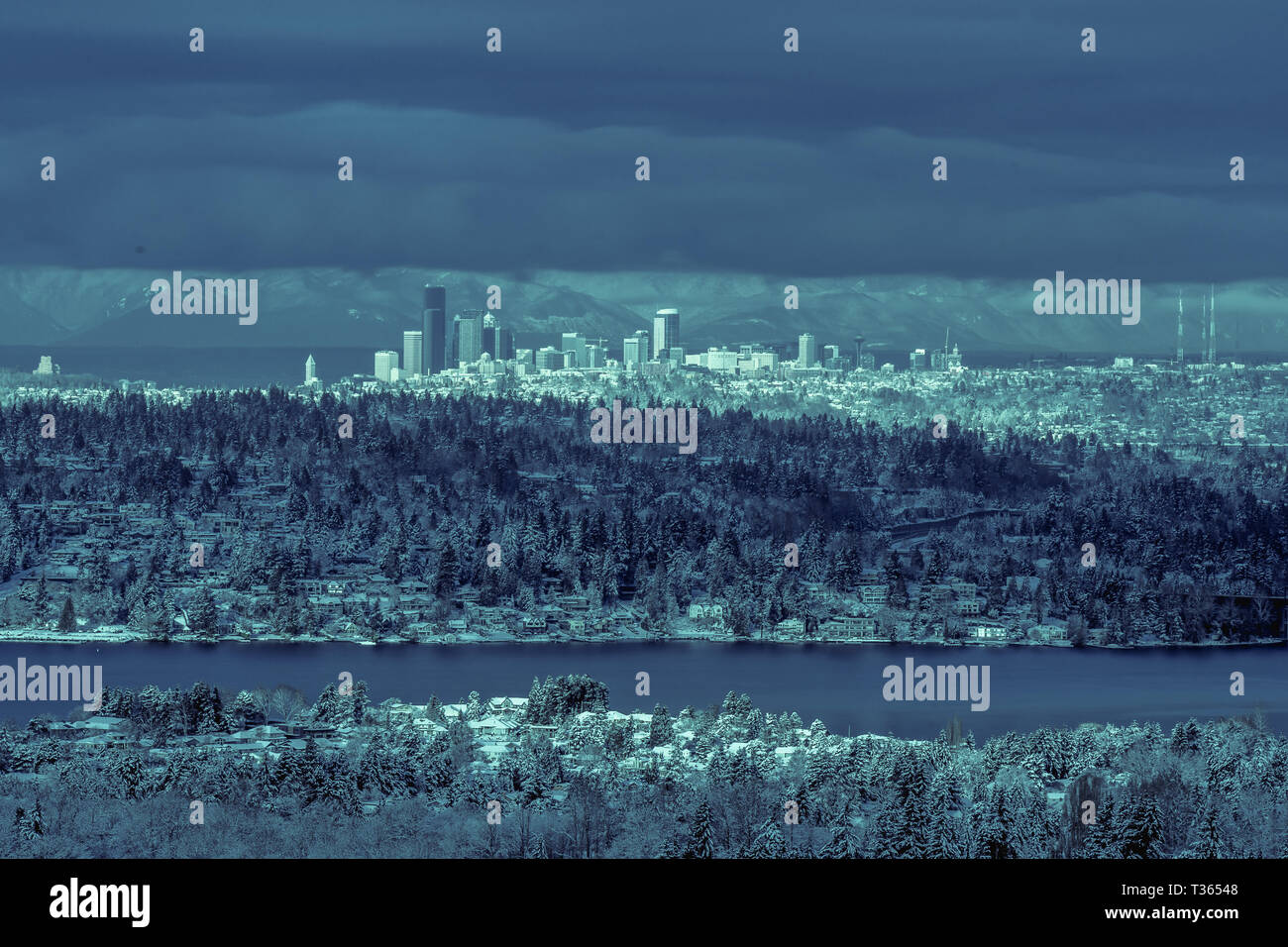 Lange Belichtung von Seattle bei Sonnenuntergang nach Schneesturm in 2019 Stockfoto