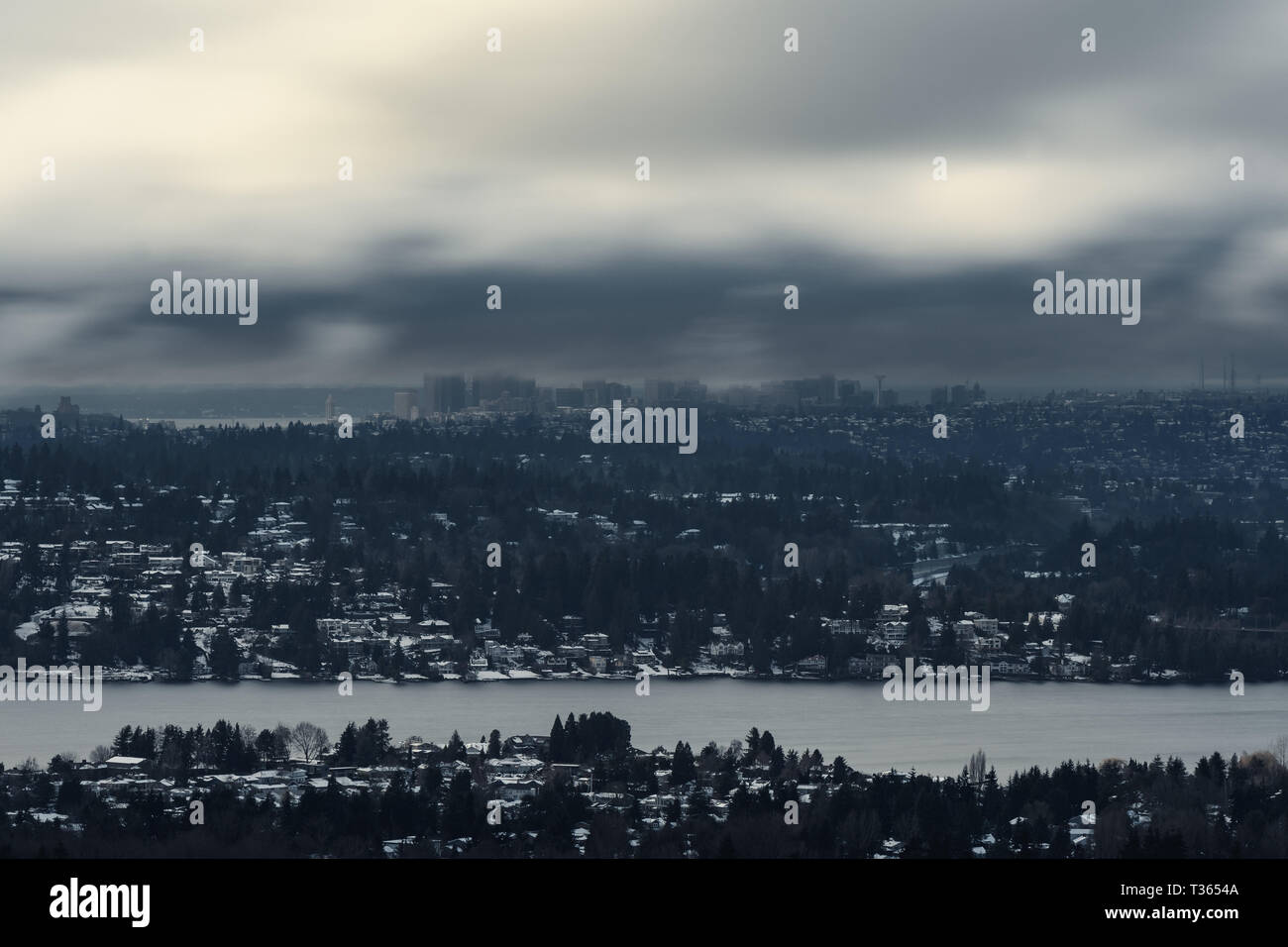 Lange Belichtung von Seattle bei Sonnenuntergang nach Schneesturm in 2019 Stockfoto