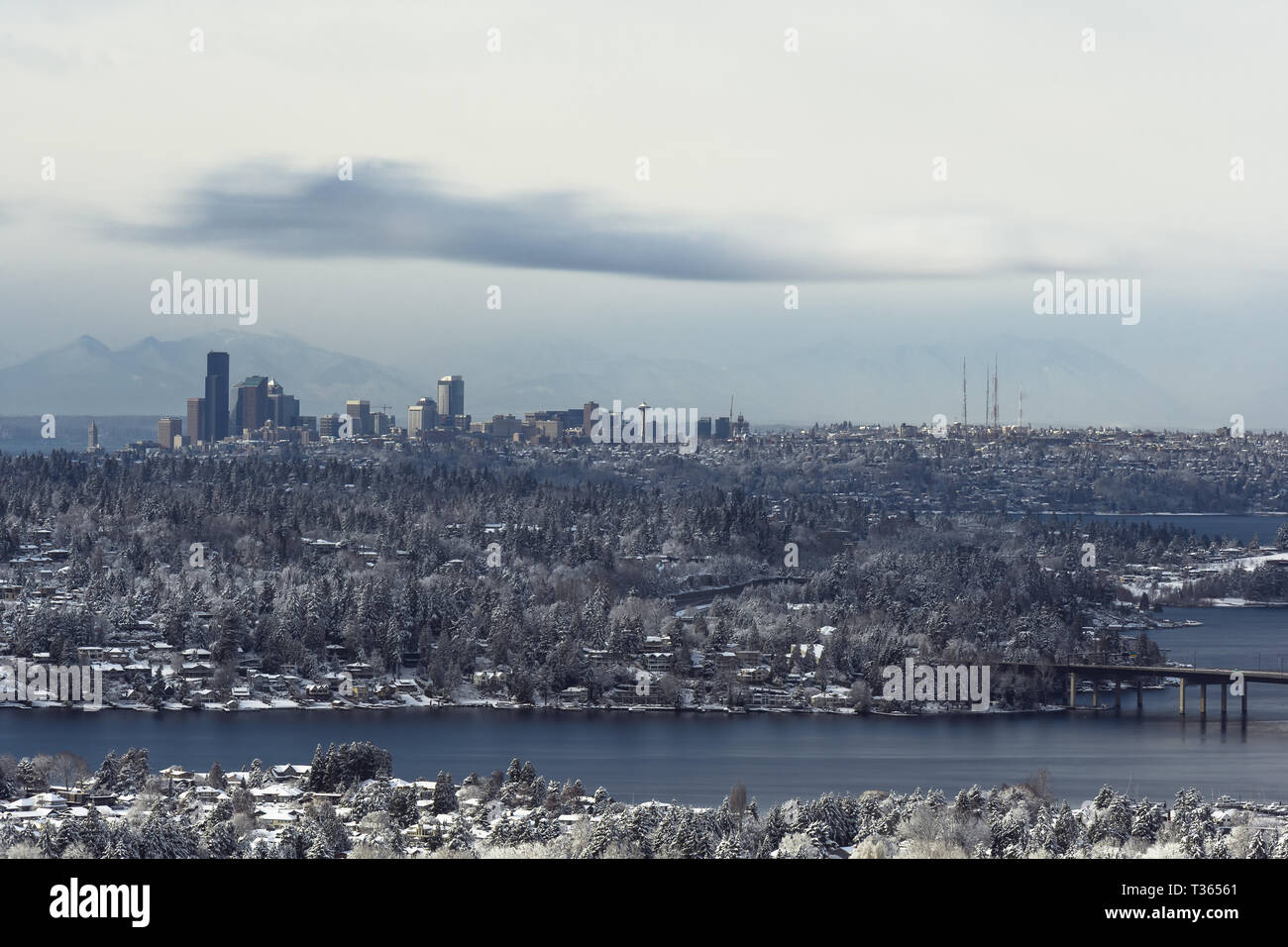 Lange Belichtung von Seattle bei Sonnenuntergang nach Schneesturm in 2019 Stockfoto