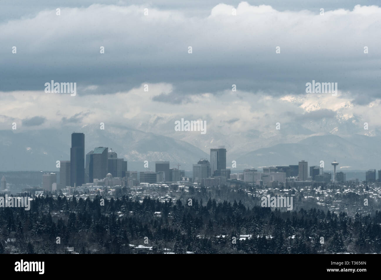 Lange Belichtung von Seattle bei Sonnenuntergang nach Schneesturm in 2019 Stockfoto