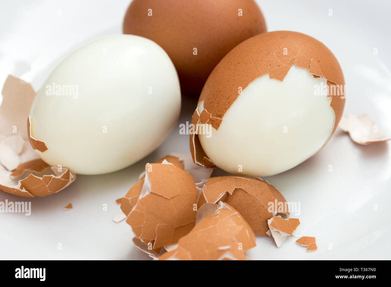 Gekochte Eier auf Platte mit zerbrochene Eierschale Makro Stockfoto