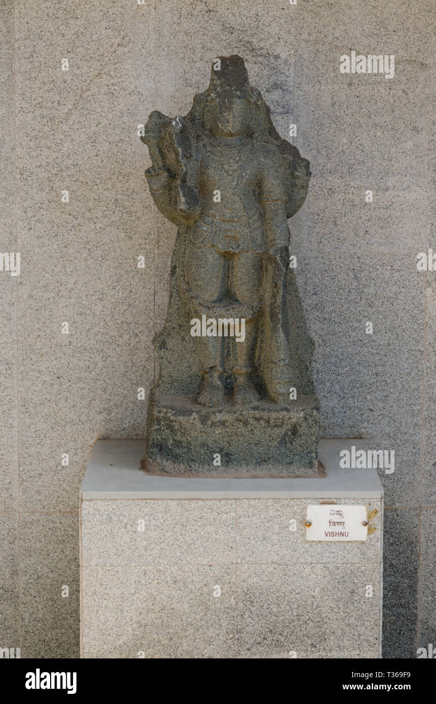 Stein Skulptur von Lord Vishnu auf archäologische Museum Hampi, Kamalapura, Karnataka, Indien Stockfoto