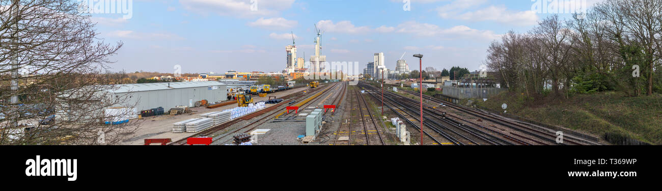 Die sich verändernden Skyline von Woking, Surrey: Bahnstrecken in Turmdrehkrane und neue Hochhaus Victoria Square Einzelhandelsentwicklung in der Innenstadt führen. Stockfoto
