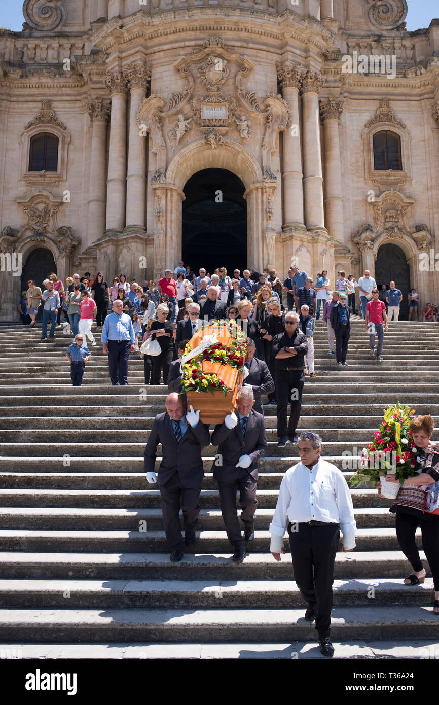 Traditionelle Beerdigung in der Kathedrale von San Giorgio in der Stadt Modica Alta berühmt für die barocke Architektur, South East Sizilien, Italien Stockfoto