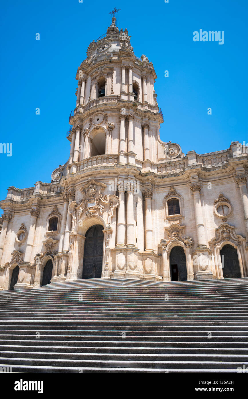 Frontansicht und Schritte der barocken Kathedrale von San Giorgio in Modica Alta antike Stadt, South East Sizilien Stockfoto