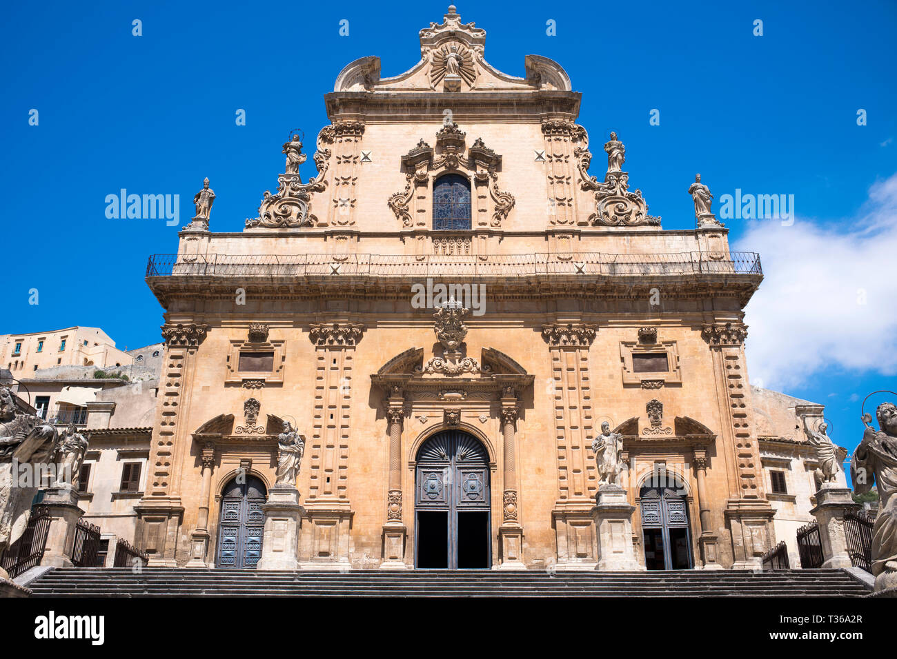 Frontansicht der Kathedrale Kirche Chiesa di San Pietro Apostolo Kirche in der alten Stadt Modica Bassa, Sizilien Stockfoto