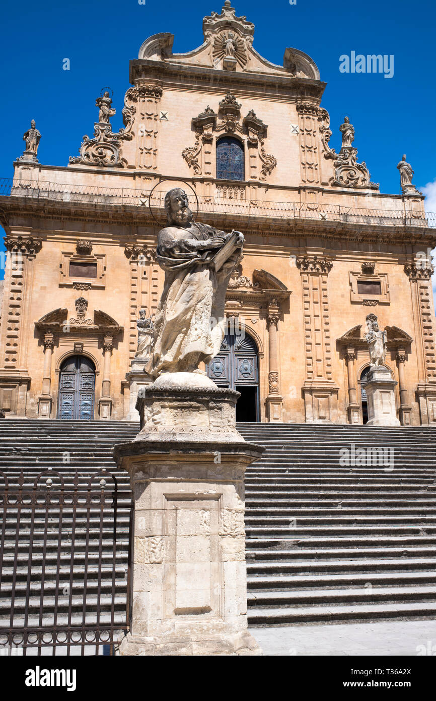 Statue des Hl. Petrus und der Höhe der Kathedrale Kirche Chiesa di San Pietro Apostolo Kirche in Modica Bassa, Sizilien Stockfoto