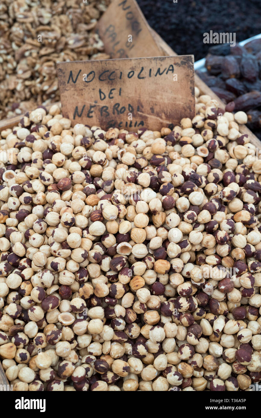 Haselnüsse auf Anzeige zum Verkauf auf dem Markt an der alten Straße Marktstand - Mercado-in Ortigia, Syrakus, Sizilien Stockfoto