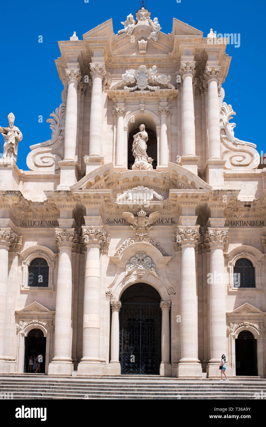 Touristische Besucher an der Kathedrale Duomo di Siracusa - Tempel der Minerva - Tempio di Minerva - Frontansicht in Piazza Duomo, Ortigia, Sizilien, Italien Stockfoto