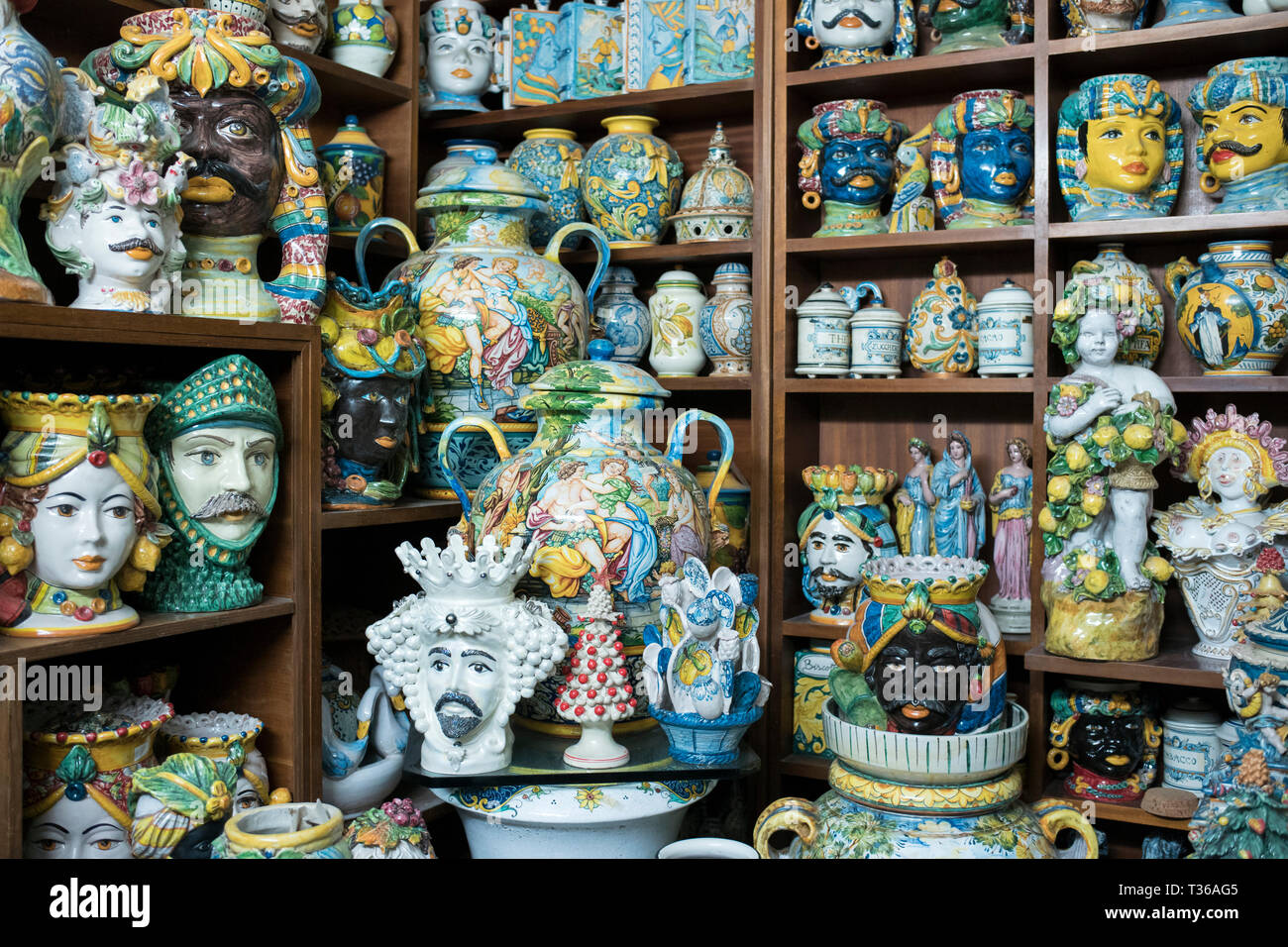 Anzeige der traditionellen Keramik im Alten artisan Keramik Shop in der Stadt von Taormina, Sizilien, Italien Stockfoto