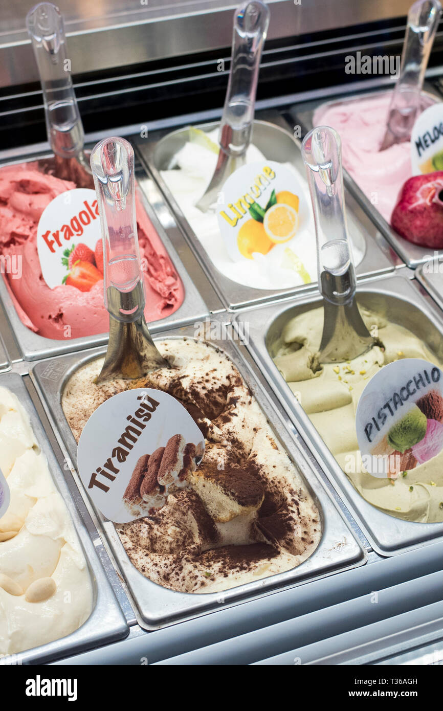 Traditionelle Handwerker gelato Eis - Zitrone, Pistazie, Tiramisu, Erdbeere auf Verkauf in Taormina, Sizilien, Italien Stockfoto