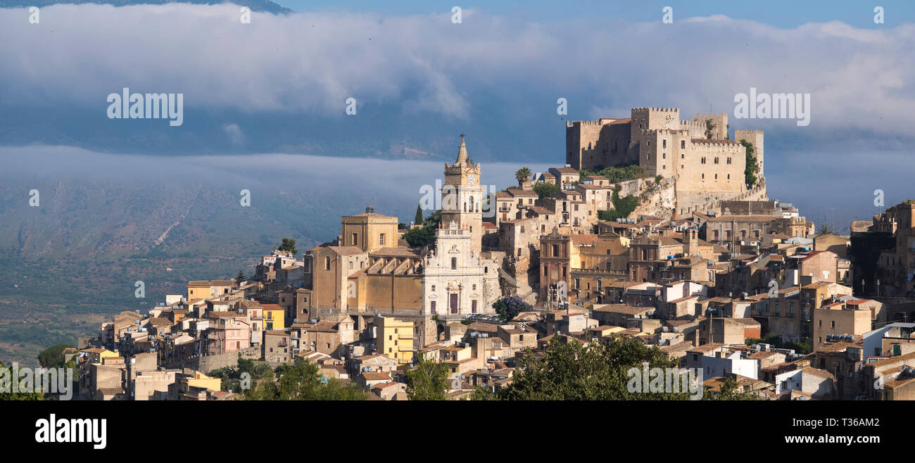 Caccamo Schloss und Alte Stadt mit barocken Architektur im Norden von Sizilien, Italien Stockfoto