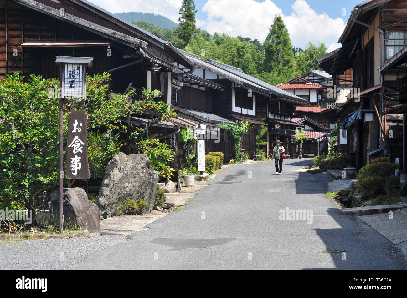 Tsumago, Nagano, Japan - 31. Juli 2018: die schöne Aussicht auf das Dorf und die Holzhäuser des Tsuamgo-Juku, auf diedie berühmten nakasendo Road tra entfernt Stockfoto