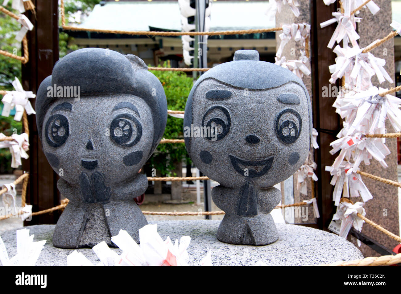 Osaka, Kansai, Japan - 22. September 2018: Schließen Sie herauf Bild der beiden kleinen Ohatsu und Tokube Stein Statue am Tsuyunoten Heiligtum in Umeda in Osa Stockfoto