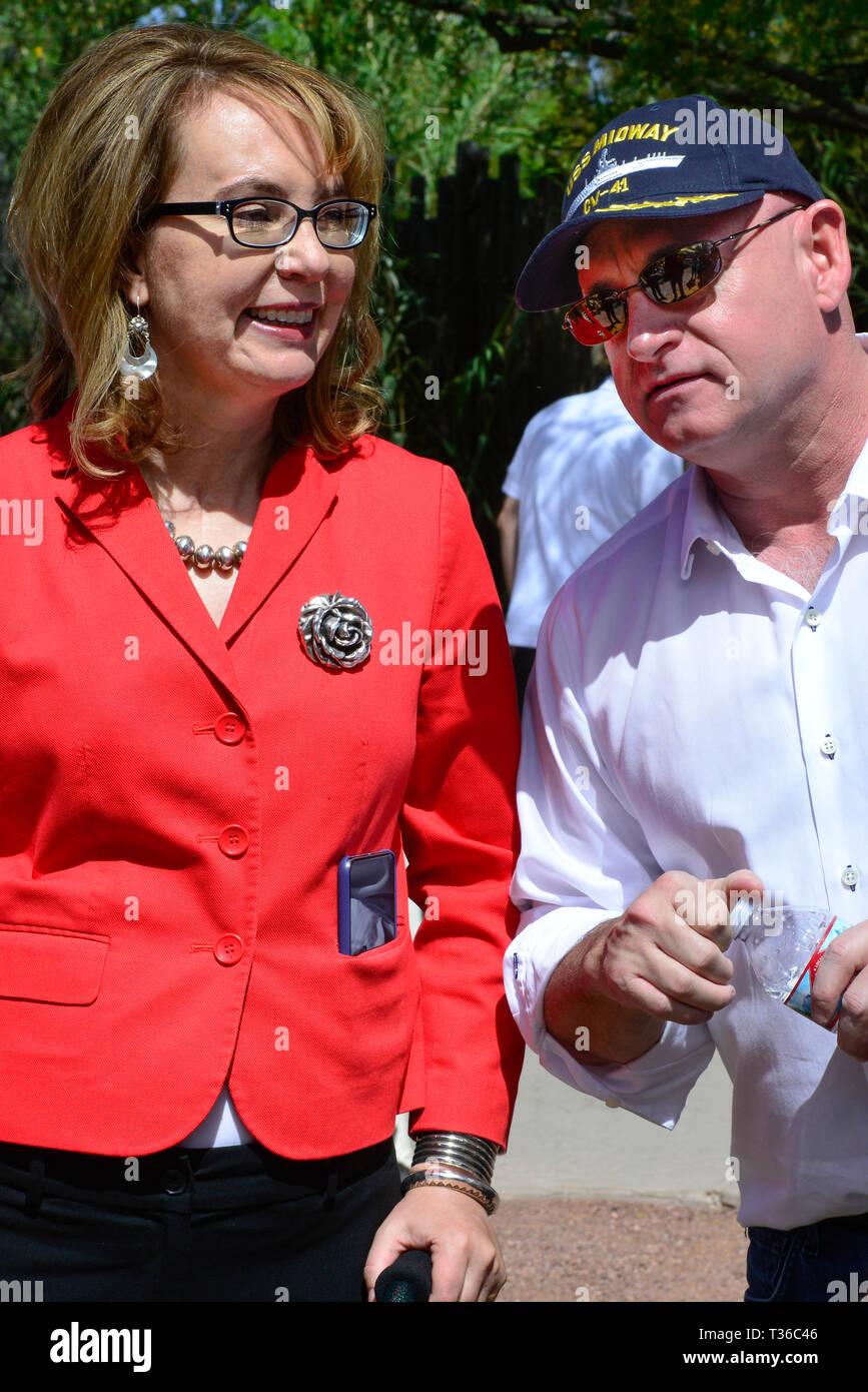 Ehemalige Kongressabgeordnete Gabi Gifford, und Ihr ehemaliger Astronaut Mann Mark Kelly, der sich für den US-Senat, im Reid Park Zoo, Tucson, AZ, USA Stockfoto