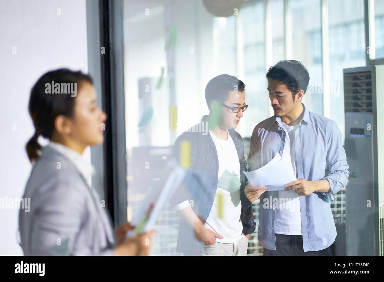 Junge asiatische Geschäft Frau und Männer arbeiten im Büro. Stockfoto