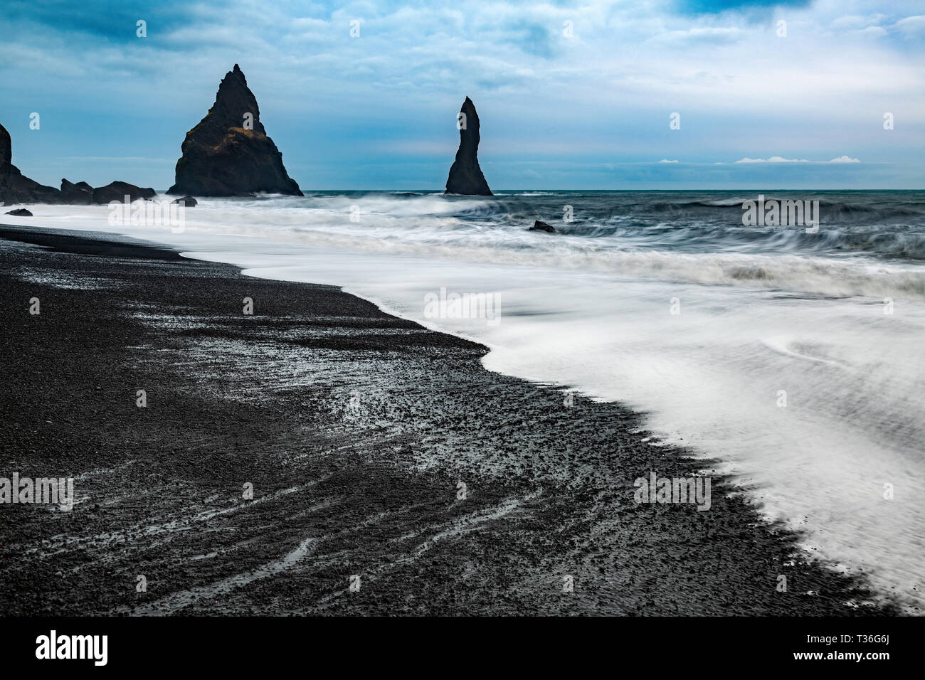 Reynisfjara ist ein Welt-berühmten schwarzen Sandstrand an der Südküste von Island gefunden, gleich neben dem kleinen Fischerdorf Vik. Stockfoto