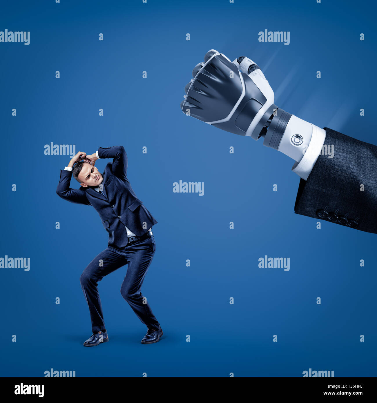 Unternehmer, die seinen Kopf mit den Händen selbst von großen Roboter Hand in Anzug zu schützen. Stockfoto
