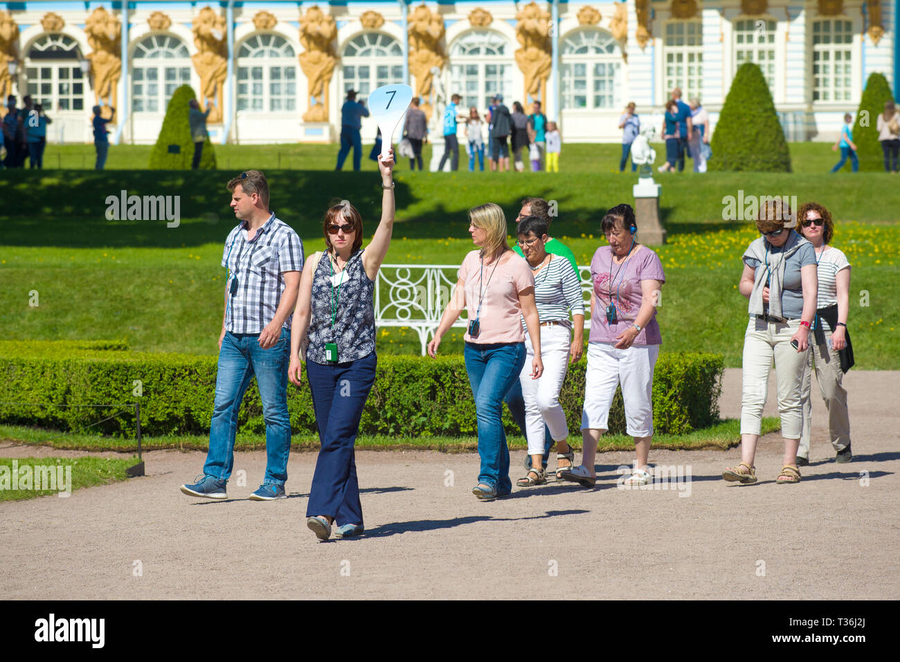 SAINT-Petersburg, Russland - 29. MAI 2018: ein Leitfaden mit einer Gruppe von Touristen, die sich in der Catherine Park von Zarskoje Selo Stockfoto