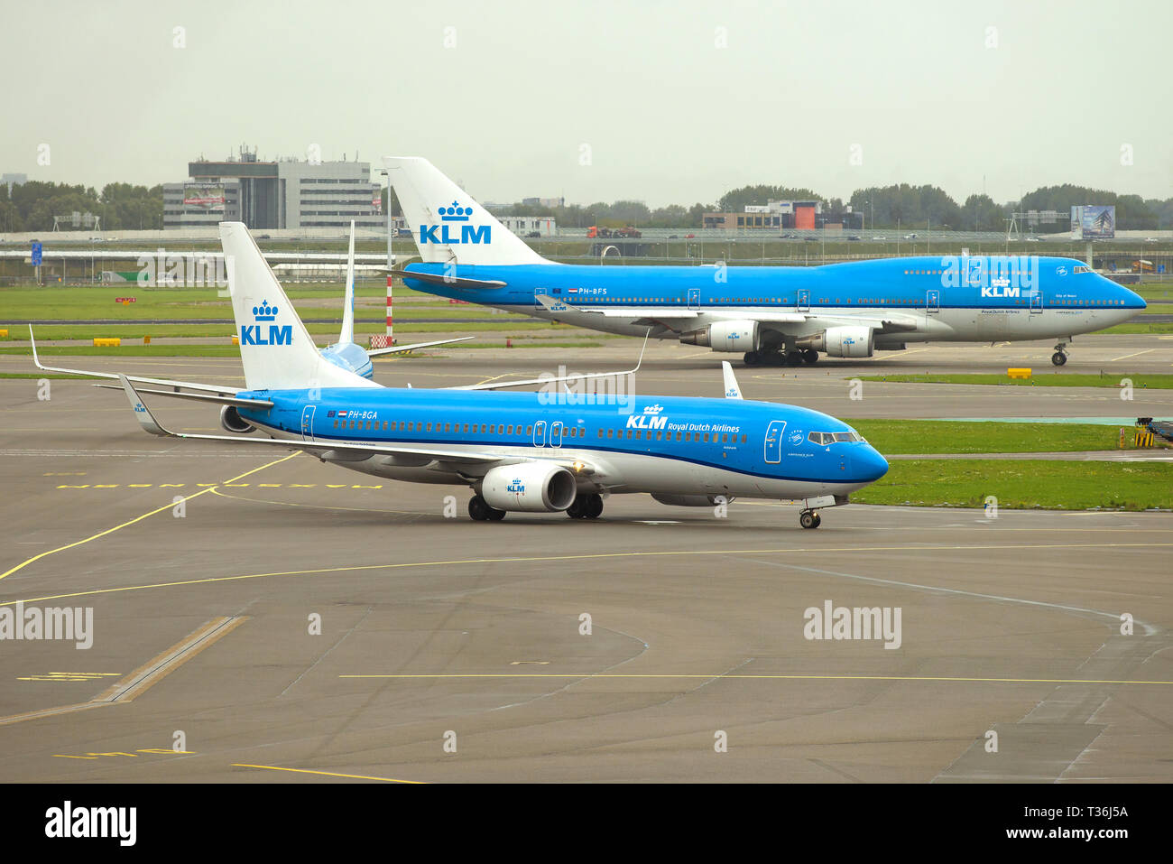 AMSTERDAM, NIEDERLANDE - 30. SEPTEMBER 2017: Flugzeuge Boeing 737-800 (PH-BGA) und Boeing 747-400M (PH-BFS) der KLM Royal Dutch Airlines auf Schipho Stockfoto