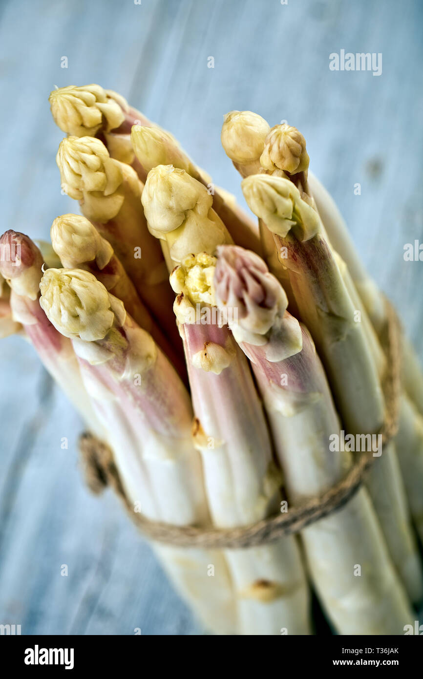 Bündel von frischem ungeschälten weißen Spargel im Frühjahr Stockfoto